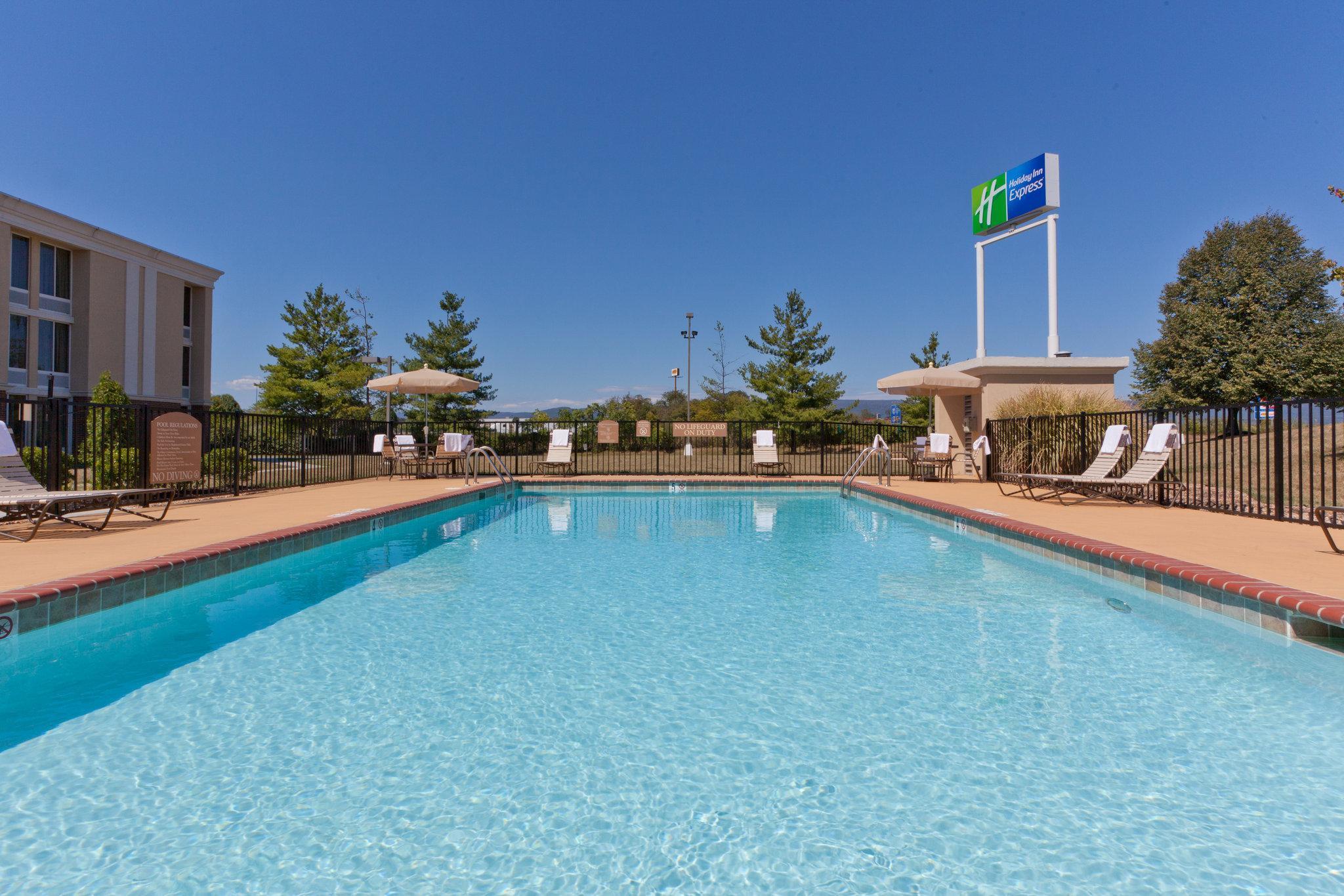 Holiday Inn Express Woodstock-Shenandoah Valley By Ihg Exterior photo